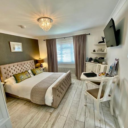 The Knightwood Oak A Luxury King Size En-Suite Space - Lymington New Forest With Totally Private Entrance - Key Box Entry - Free Parking & Private Outdoor Seating Area - Town ,Shops , Pubs & Solent Way Walking Distance & Complimentary Breakfast Items Dış mekan fotoğraf