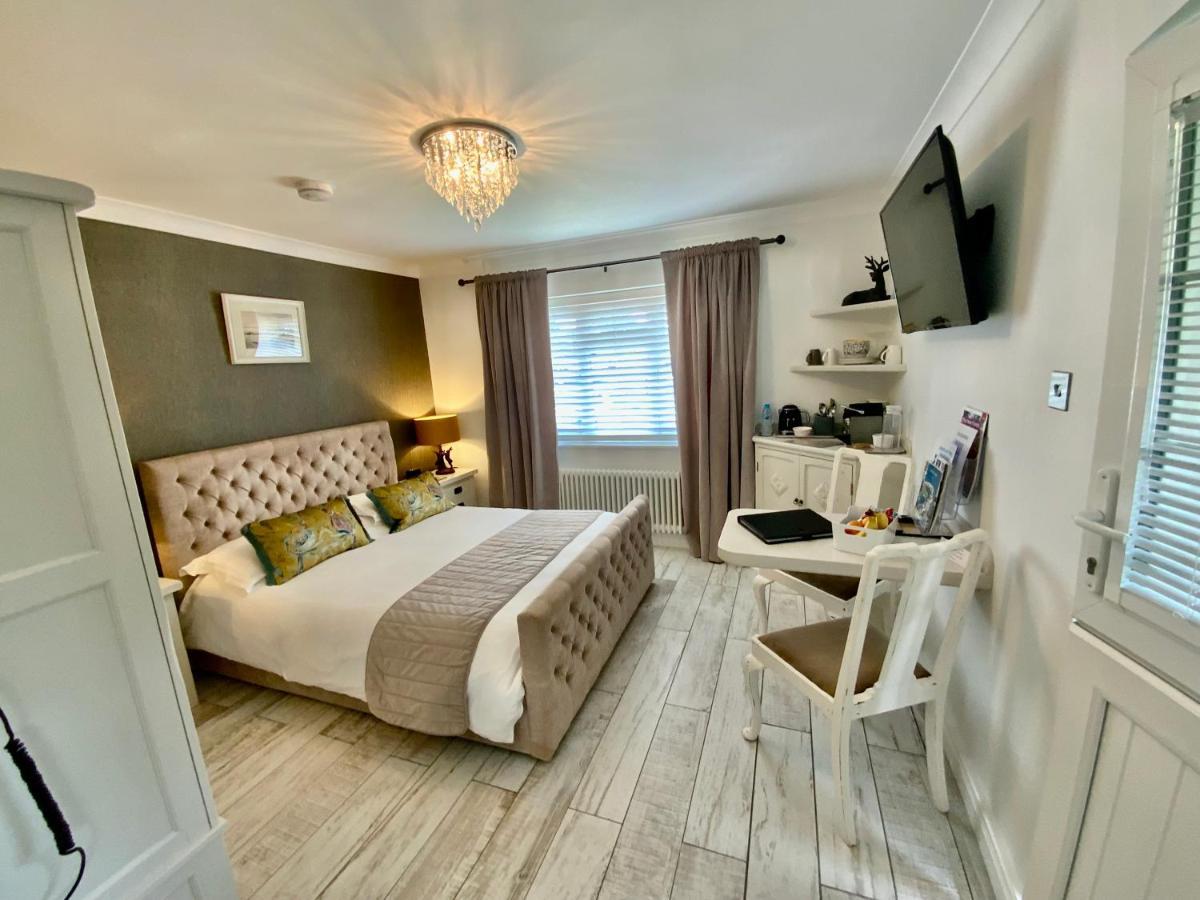 The Knightwood Oak A Luxury King Size En-Suite Space - Lymington New Forest With Totally Private Entrance - Key Box Entry - Free Parking & Private Outdoor Seating Area - Town ,Shops , Pubs & Solent Way Walking Distance & Complimentary Breakfast Items Dış mekan fotoğraf