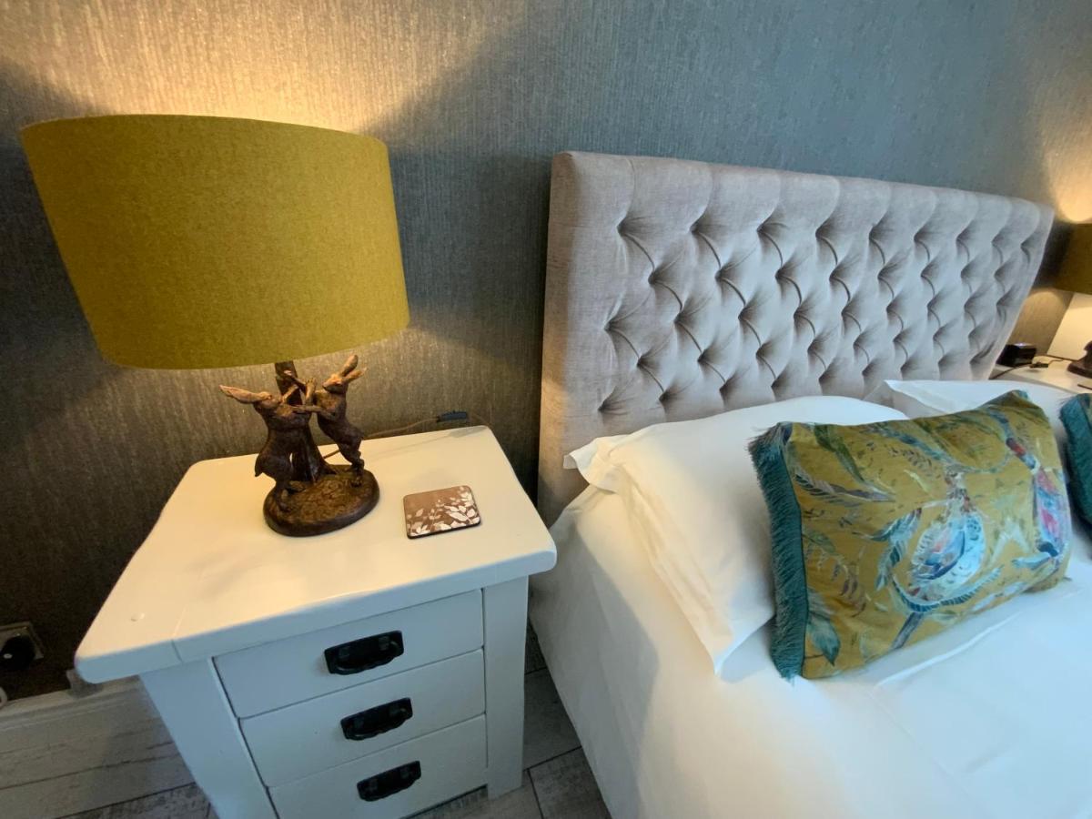 The Knightwood Oak A Luxury King Size En-Suite Space - Lymington New Forest With Totally Private Entrance - Key Box Entry - Free Parking & Private Outdoor Seating Area - Town ,Shops , Pubs & Solent Way Walking Distance & Complimentary Breakfast Items Dış mekan fotoğraf