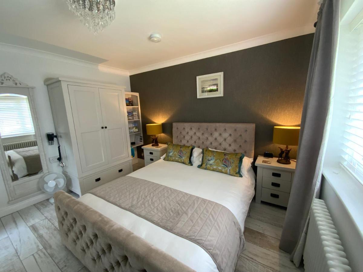 The Knightwood Oak A Luxury King Size En-Suite Space - Lymington New Forest With Totally Private Entrance - Key Box Entry - Free Parking & Private Outdoor Seating Area - Town ,Shops , Pubs & Solent Way Walking Distance & Complimentary Breakfast Items Dış mekan fotoğraf