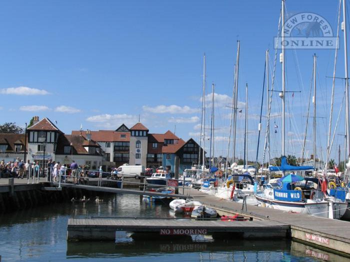The Knightwood Oak A Luxury King Size En-Suite Space - Lymington New Forest With Totally Private Entrance - Key Box Entry - Free Parking & Private Outdoor Seating Area - Town ,Shops , Pubs & Solent Way Walking Distance & Complimentary Breakfast Items Dış mekan fotoğraf