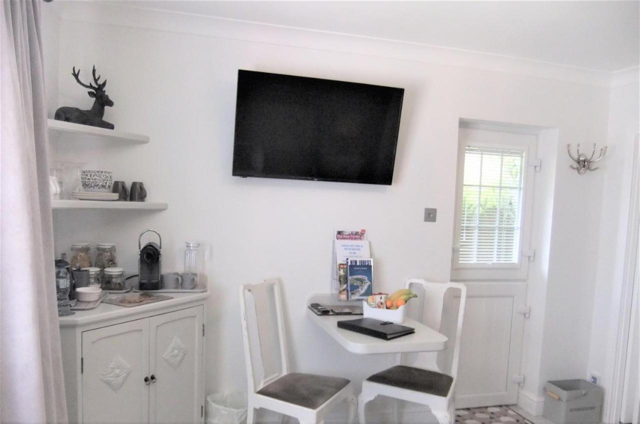The Knightwood Oak A Luxury King Size En-Suite Space - Lymington New Forest With Totally Private Entrance - Key Box Entry - Free Parking & Private Outdoor Seating Area - Town ,Shops , Pubs & Solent Way Walking Distance & Complimentary Breakfast Items Dış mekan fotoğraf